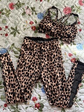 Victoria’s Secret Leopard 🐆🤎 Sports Bra & Matching Leggings BUNDLE OF 2 💰